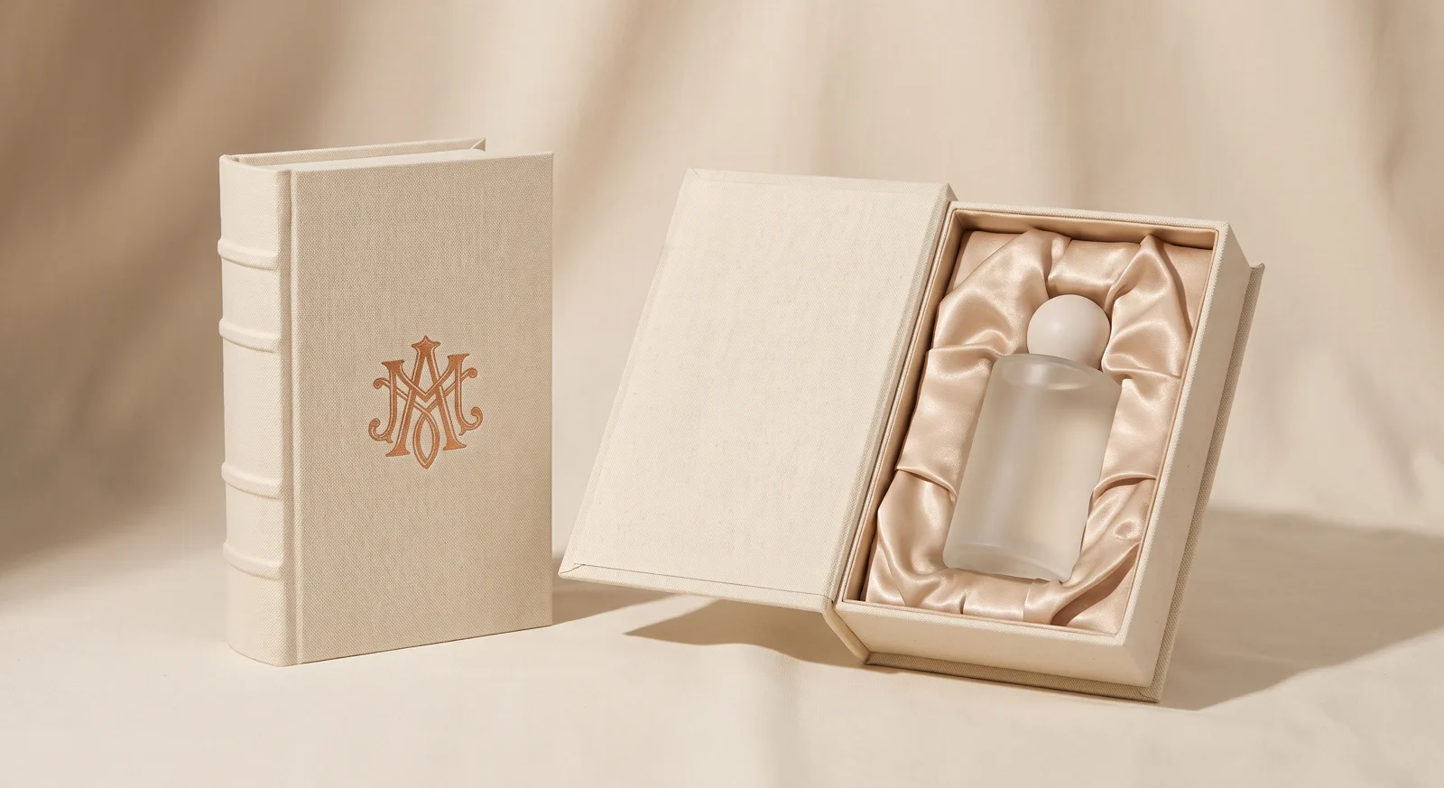 Boîte en forme de livre de luxe — coffret-livre en toile écrue à fermoir aimanté