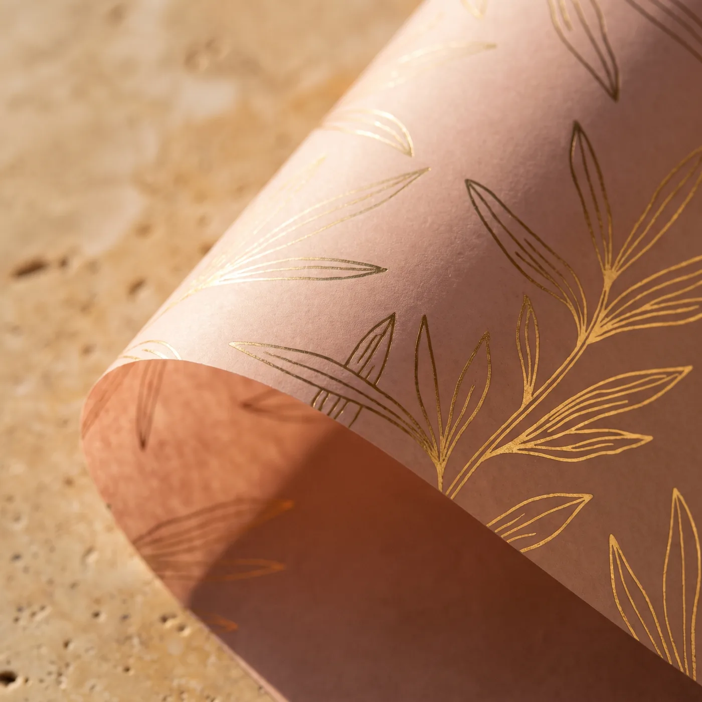 Motif botanique dorure or sur papier cadeau