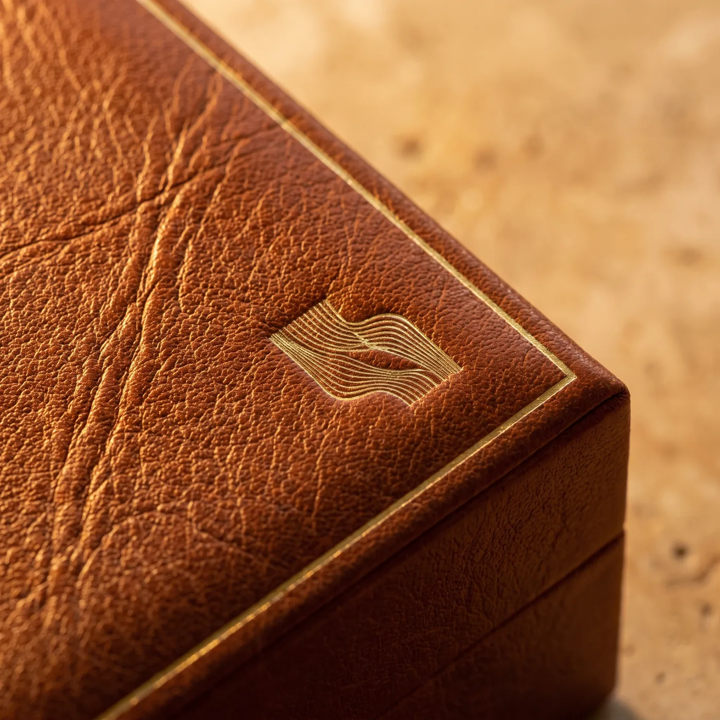 Dorure or sur cuir cognac