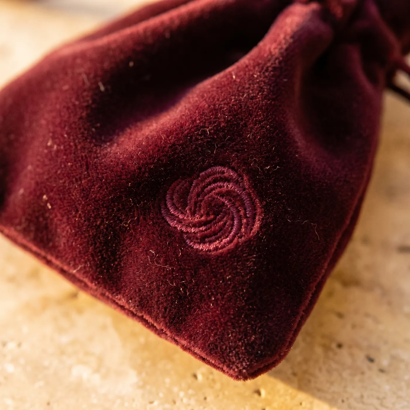 Broderie ton sur ton sur velours