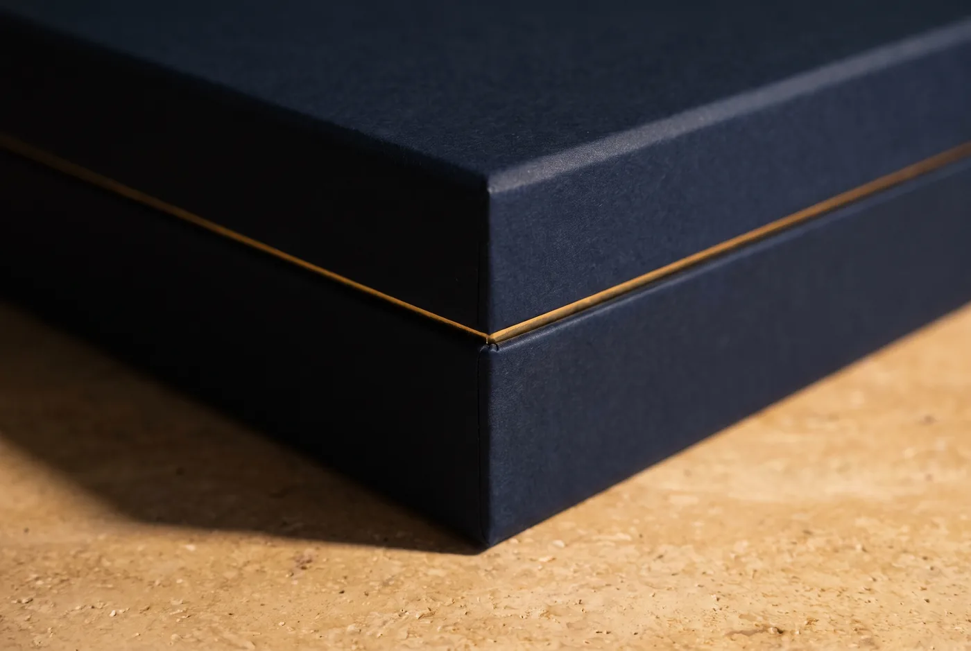 Hand-wrapped lid edge with foil seam