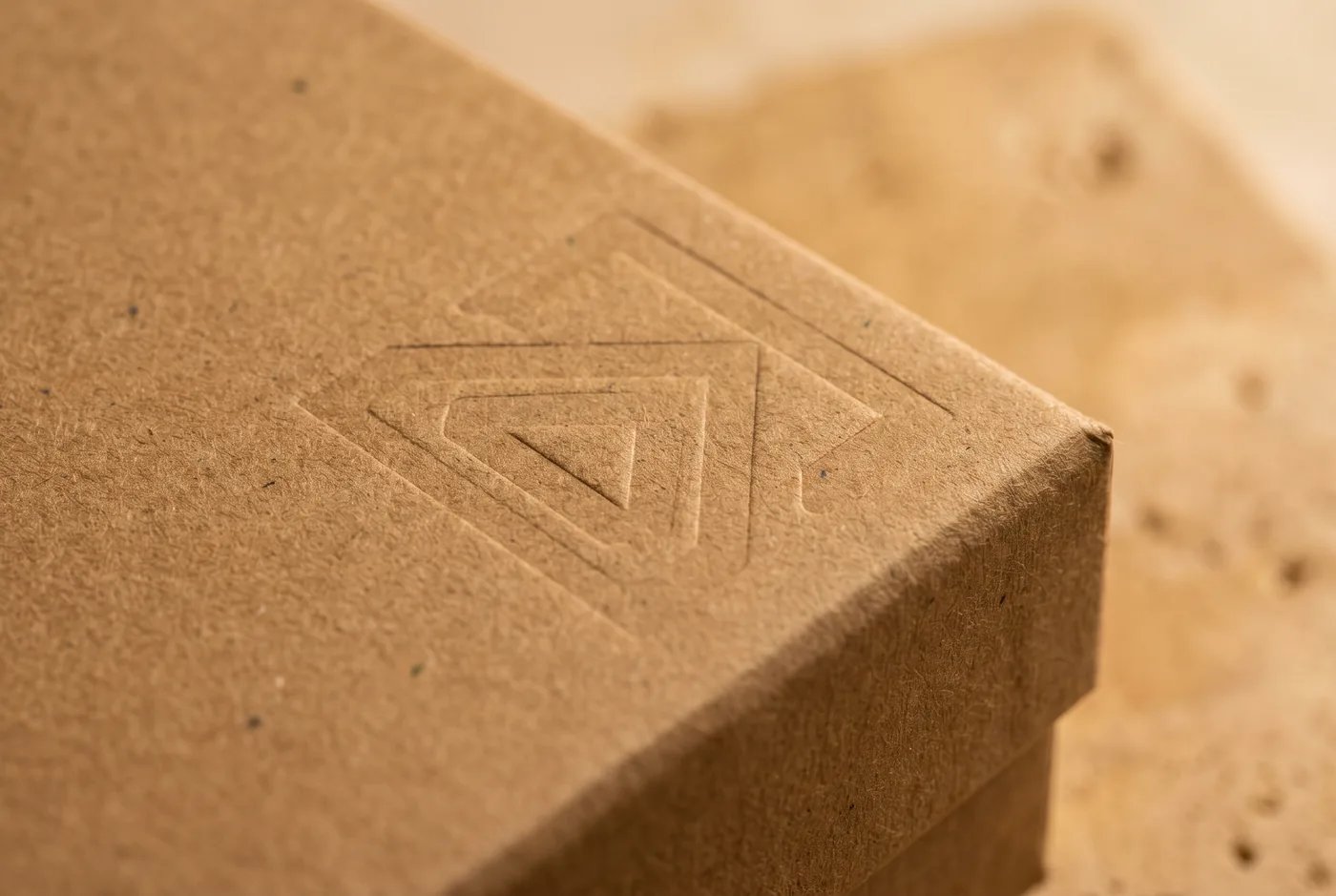 Gaufrage à blanc sur kraft recyclé